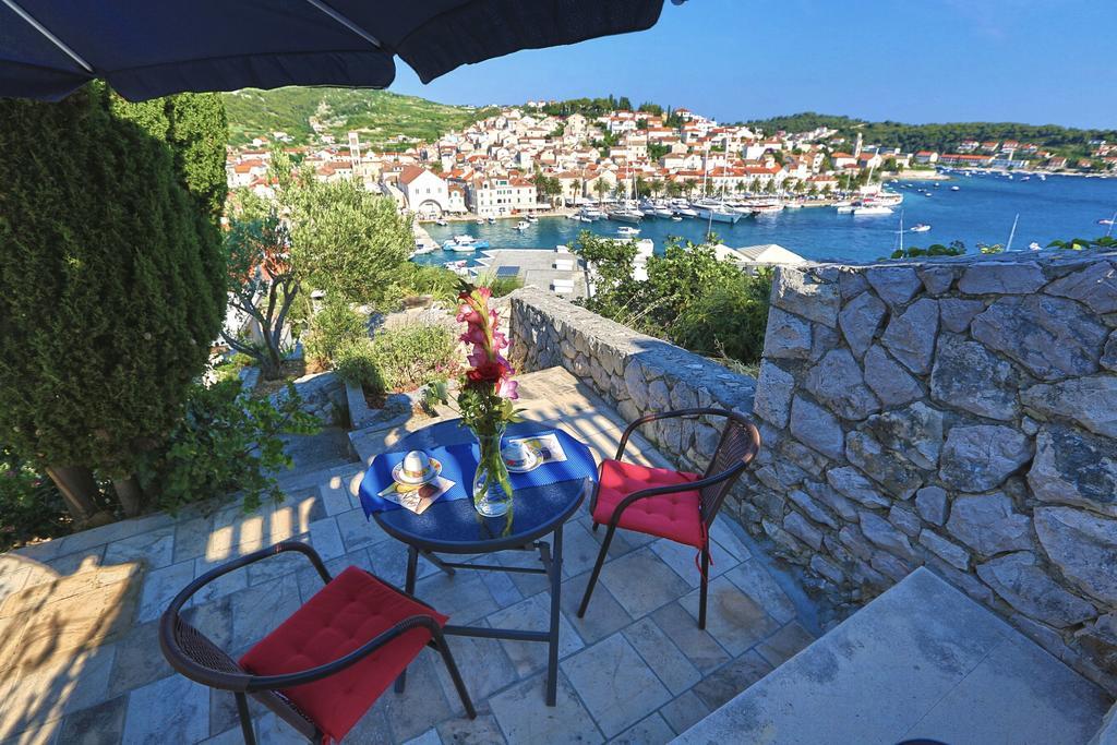 Peaceful Old Town Apartment With Sea And Sunrise Views Lägenhet Hvar Town
